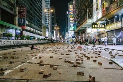 Calle en Hong Kong tras los encuentros entre la policía y los manifestantes.