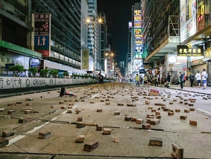 Calle en Hong Kong tras los encuentros entre la policía y los manifestantes.
