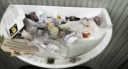Lavabo público cercano a la narcosala de París, con restos de kits de inyección, este sábado.