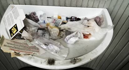 Lavabo p&uacute;blico cercano a la narcosala de Par&iacute;s, con restos de kits de inyecci&oacute;n, este s&aacute;bado.