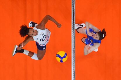 La estadounidense Haleigh Washington remata el balón en el partido de voleibol femenino de la ronda preliminar de la piscina B entre China y Estados Unidos.