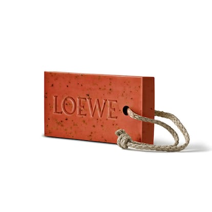 Inspirado en los rituales de baño de la antigua Grecia y Roma, el jabón de LOEWE Home Scents es energizante y revitalizante. Está elaborado con manteca de karité para nutrir la piel, así como con algas rojas ricas en antioxidantes para exfoliar suavemente. Viene ensartado en una cuerda de lino, lo que facilita su agarre y almacenamiento, y está disponible en aromas tan sugerentes como hojas de tomate, orégano o una fragancia de marihuana sativa derivada del pachulí. La barra de 290gr cuesta 55 euros.