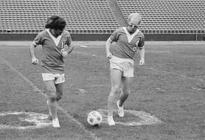 Cualquier excusa es buena para publicar una foto de Elton John dando toquecitos a un balón con George Best en 1976 ¿o no?