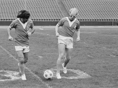 Cualquier excusa es buena para publicar una foto de Elton John dando toquecitos a un balón con George Best en 1976 ¿o no?