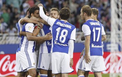 Xabi Prieto, felicitado tras marcar ante el Alavés.