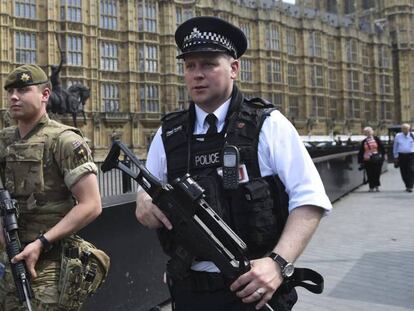 Un soldado británico y un policía patrullan por los alrededores del Parlamento de Londres.