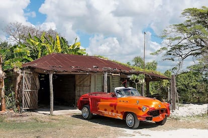 El Buick Super Dynaflow de 1950 de William Hernández, durante una reparación en 2012.