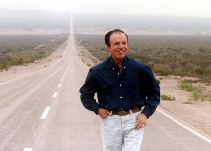 El presidente de Argentina Carlos Menem pasea por la autopista cerca de su casa en el norte de Argentina, antes de ir a votar, el 24 de octubre de 1999.