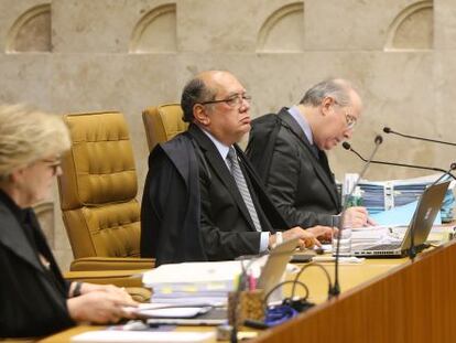 Ministro Gilmar Mendes entre os colegas Rosa Weber e Celso de Mello.