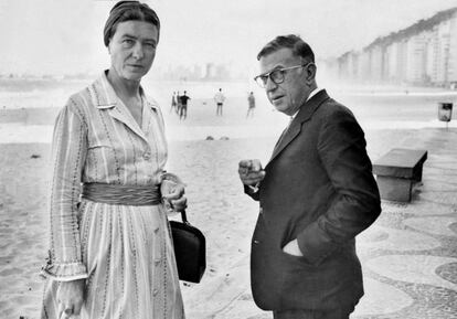 Simone de Beauvoir e Jean-Paul Sartre na praia de Copacabana, no Rio de Janeiro, em 1960.