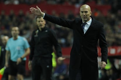 Zinedine Zidane, durante el partido correspondiente a la décimo octava jornada de liga disputado hoy en el estadio Ramón Sánchez Pizjuán.