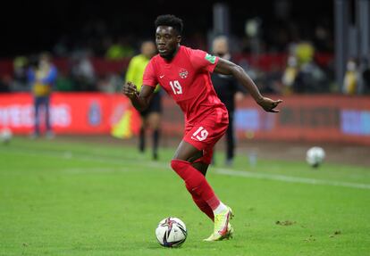 Alphonso Davies, futbolista del Bayern Múnich durante un partido con la selección de Canadá