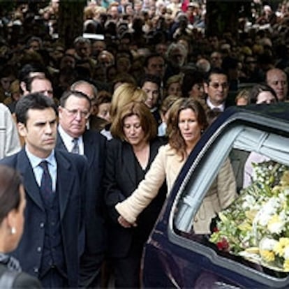 Los padres y la hermana (en el centro) de Déborah Fernández Cervera, detrás del coche fúnebre.