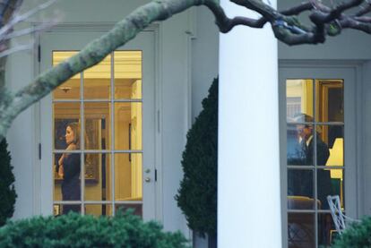 La actriz Angelina Jolie y el actor Brad Pitt durante la reunión con el presidente Barack Obama en la Casa Blanca, el 11 de enero de 2012 (<a href="http://www.elpais.com/fotografia/gente/tv/Visita/negocios/elpepugen/20120112elpepuage_2/Ies/" target="_blank">Ver imagen ampliada</a>)
