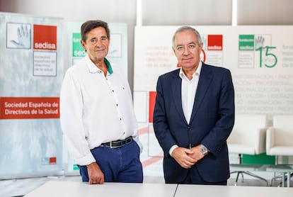 José Soto, presidente de la Sociedad Española de Directivos de la Salud (derecha) y Joaquín Estévez, presidente de la fundación de la entidad