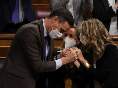 El presidente del Gobierno, Pedro Sánchez y las vicepresidentas Nadia Calviño (c) y Yolanda Díaz  después de que el pleno del Congreso de los Diputados votara a favor de la convalidación de la reforma laboral pactada por el Gobierno con los agentes sociales, este jueves en Madrid. EFE/Kiko Huesca