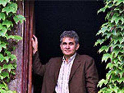Bernardo Atxaga, en su casa de Zalduondo (Álava).