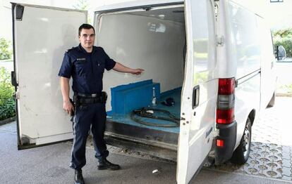 La policia austríaca ensenya l'interior de la furgoneta.