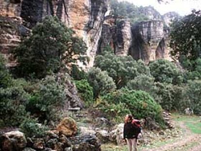 Un caminante, en el Barranco de la Hoz, en Guadalajara.