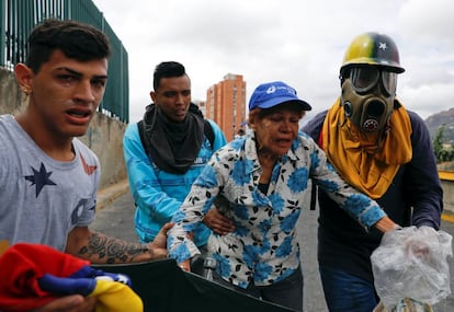 Manifestantes afectados por los gases lacrimógenos lanzados por las fuerzas de seguridad en Caracas.