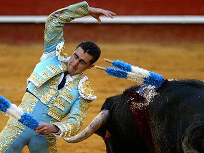 El Fandi, un espectáculo en banderillas, clava un par al violín en el quinto.