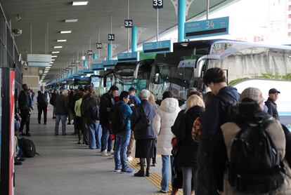 Vista de la estación de autobuses de Oviedo durante la jornada de la huelga del transporte de viajeros, este lunes. 