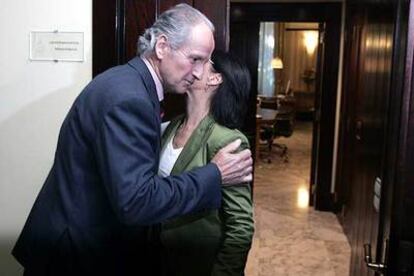 Juan María Atutxa besa a la presidenta del Parlamento vasco antes de entregarle su renuncia.