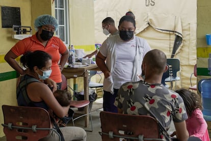 Aparte del terrible daño en sus pies, los principales síntomas presentados por los migrantes en la ruta centroamericana hacia EE UU son contusiones y traumatismos por caídas, así como heridas en la piel provocadas por picaduras de insectos. También deshidratación y enfermedades gastrointestinales provocadas por tener que beber agua de los ríos. MSF ofrece servicios de salud mental tanto en el Bajo Chiquito (Panamá) como en los centros de recepción de migrantes.