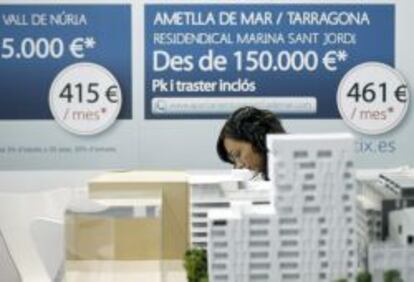 Imagen de una promotora en un salón inmobiliario.