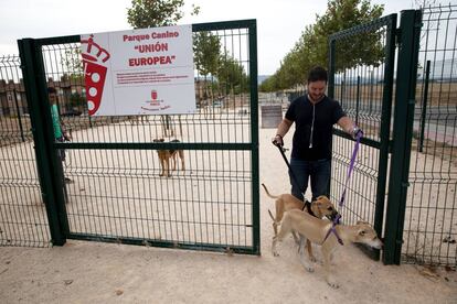 Vecinos de Meco sacan sus perros al parque canino Uni&oacute;n Europea.