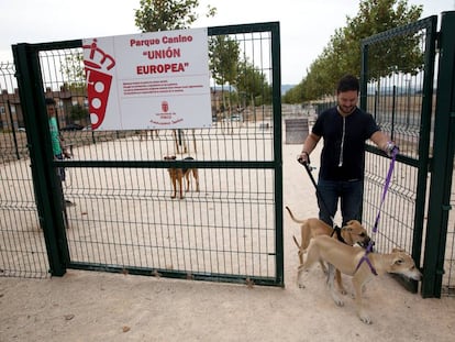 Vecinos de Meco sacan sus perros al parque canino Uni&oacute;n Europea.