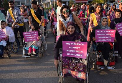 Activistas paquistaníes durante una marcha para defender sus derechos en Islamaba.