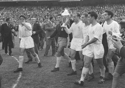 Zárraga, el segundo por la derecha, festeja la segunda Copa de Europa del Madrid tras ganar al Fiorentina.