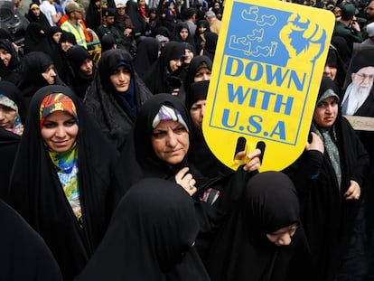 Una mujer iraní muestra una pancarta contra EE UU en una manifestación en Teherán el pasado viernes.