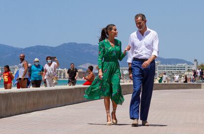 El rey Felipe VI y la reina Letizia a su llegada a las reuniones con representantes de la patronal y sindicatos, así como con responsables del sector turístico para interesarse por su situación tras la pandemia en Palma de Mallorca este jueves, durante la segunda etapa de su gira autonómica.