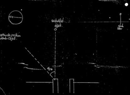 En esta imagen ofrecida por los Archivos Nacionales británicos se ve un dibujo realizado por un funcionario de policía despuñes de un supuesto avistamiento de un ovni en Inglaterra en 1984