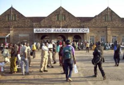 Varios pasajeros se dirigen a la entrada del "Tren Luntico" en la estacin de Nairobi.