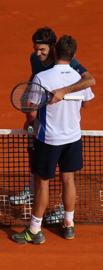 Federer abraza a Wawrinka tras la final.