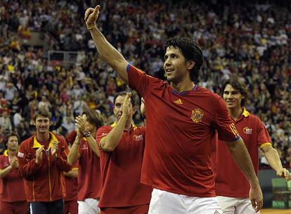 Los tenistas saludan al público, al que han agradecido el empuje y los ánimos en todos los partidos. Verdasco ha disputado el encuentro de dobles con la camiseta con la que selección española de fútbol ganó la final de la última Eurocopa ante Alemania.