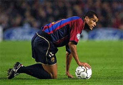 Rivaldo, arrodillado y apoyado en el balón durante el partido de anoche.