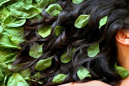 "Sobre la almohada Desatado en cabello Primavera en ondas" Homenaje al poeta japons Yosa Buson.