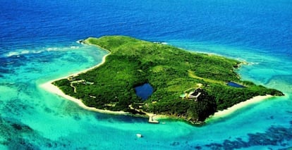 <p>El multimillonario Richard Branson, propietario de Virgin, posee las <a href="http://www.neckerisland.virgin.com/en/necker_island/" target="_blank">Islas Necker</a>. Su villa tiene un coste de 58.300 dólares, con una estancia mínima de cinco noches.</p>