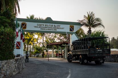 Un camión militar accede a la base aérea de Pie de la Cuesta, en la costa de Guerrero, que fue un centro de tortura entre 1965 y 1990.