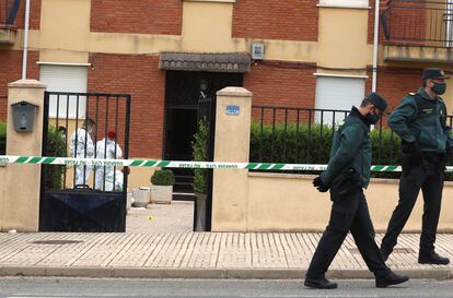 La policía científica recaba pruebas en el lugar donde un hombre de 69 años apuñaló a su pareja en Doñinos (Salamanca),