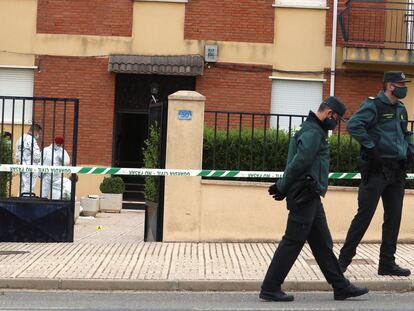La policía científica recaba pruebas en el lugar donde un hombre de 69 años apuñaló a su pareja en Doñinos (Salamanca),