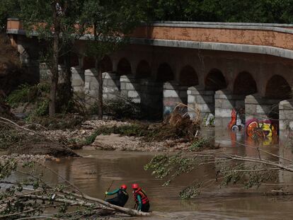 Agentes de la Guardia Civil, el lunes en el río Alberche.