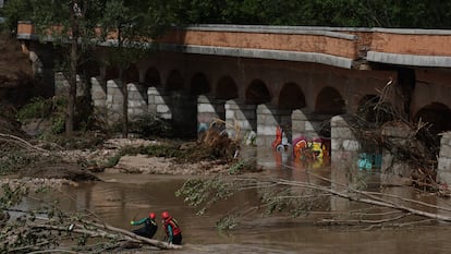 Agentes de la Guardia Civil, el lunes en el río Alberche.