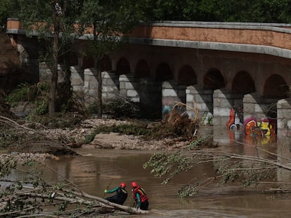 Agentes de la Guardia Civil, el lunes en el río Alberche.