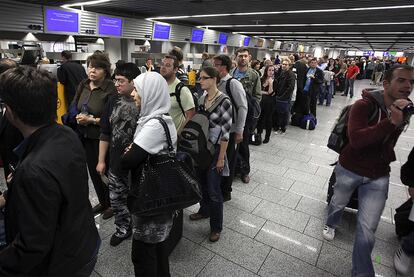 Los principales aeropuertos alemanes también han suspendidas sus vuelos de hoy viernes. A esta medida se han unido también Letonia, Estonia, Lituania, Reino Unido, Noruega, Dinamarca, Bélgica. En Polonia, solo operan los aeropuertos de Cracovia y Rzeszów