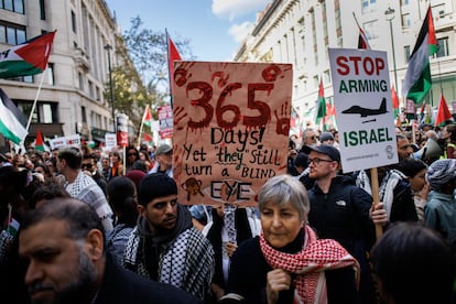 Manifestantes en defensa de Palestina recorren las calles de Londres para protestar contra los ataques israelíes este sábado.